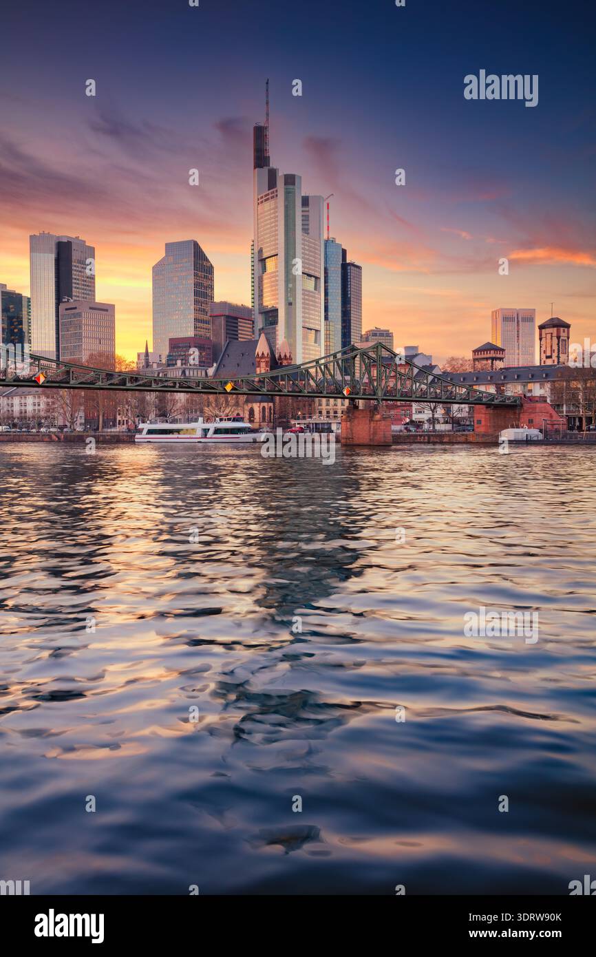 Frankfurt am Main, Deutschland. Stadtbild von Frankfurt am Main, Deutschland mit Spiegelbild der Skyline des Main bei schönem Sonnenuntergang. Stockfoto