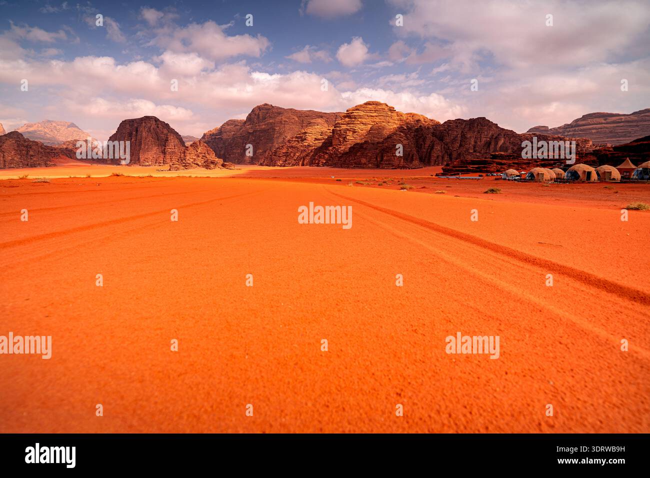 Beliebte Wüste im Nahen Osten mit faszinierenden wilden Bergen und Sand, Jordanien, Wadi Rum. Stockfoto