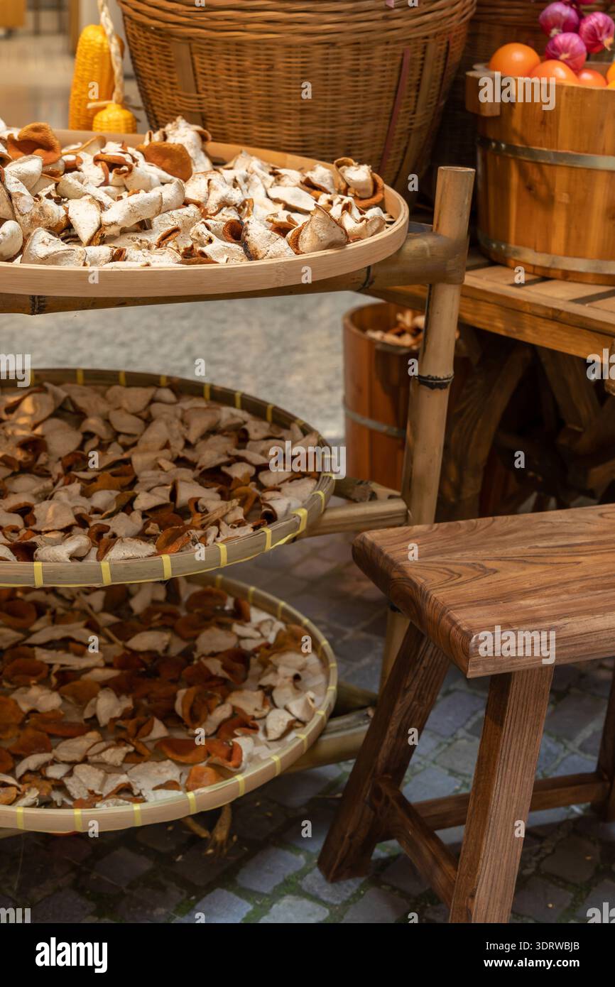 Getrocknete Mandarinen-Orangenschale (Chenpi), die auf einem Bambussieb angeordnet und durch Sonnentrocknen der Schale der Mandarinen hergestellt wird, bis sie aromatisch wird. Stockfoto