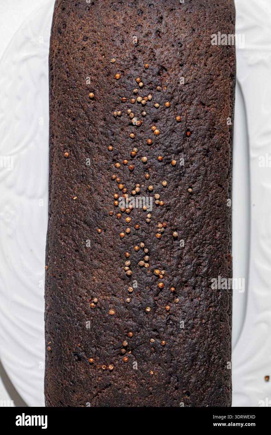 Dunkles Roggenbrot mit Samen Stockfoto