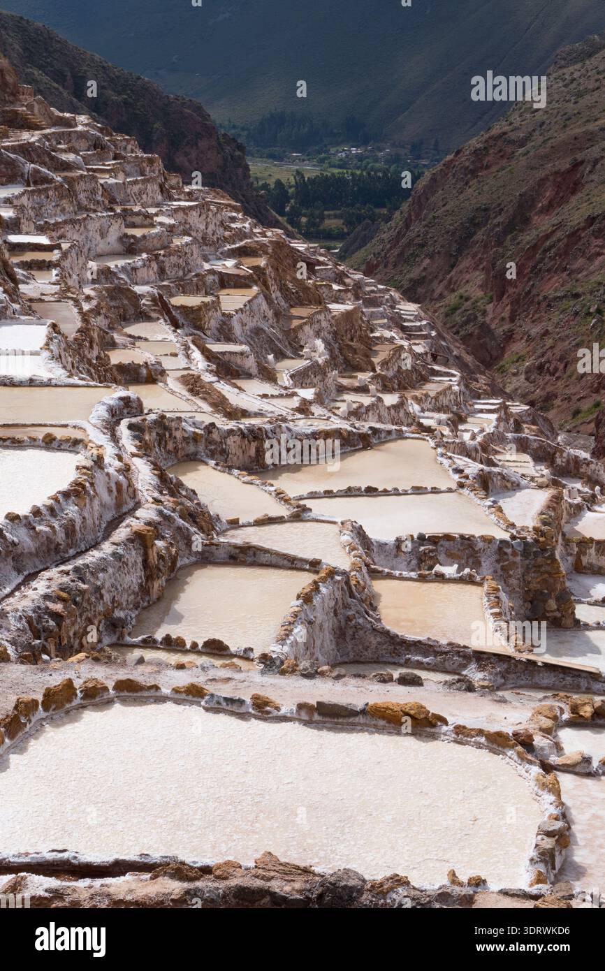 Salineras de Maras (Salzbergwerk von Maras) ist ein prähispanisches Salzförderzentrum in der Nähe von Cusco, Peru. Stockfoto