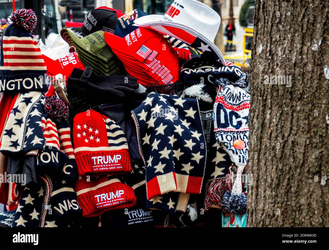 Ein Straßenverkäufer, der Donald Trump Artikel verkauft Stockfoto