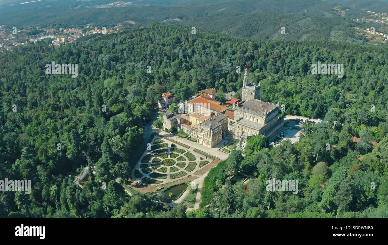 Blick aus der Vogelperspektive auf den Bussaco-Palast in Luso Portugal, umgeben von üppig grünen Waldbergen, einem Garten mit historischem architektonischem Kulturerbe Stockfoto
