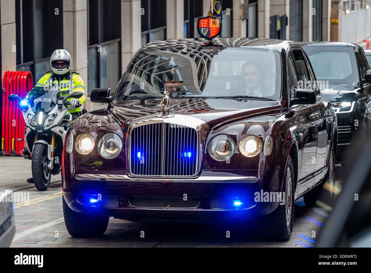 London, Großbritannien. Februar 2026. HRH King Charles III. Kommt am Tag der Verhaftung seines Bruders Andrew auf der London Fashion Week NEWGEN Show Space in 180 The Strand an. Guy Bell/Alamy Live News Stockfoto