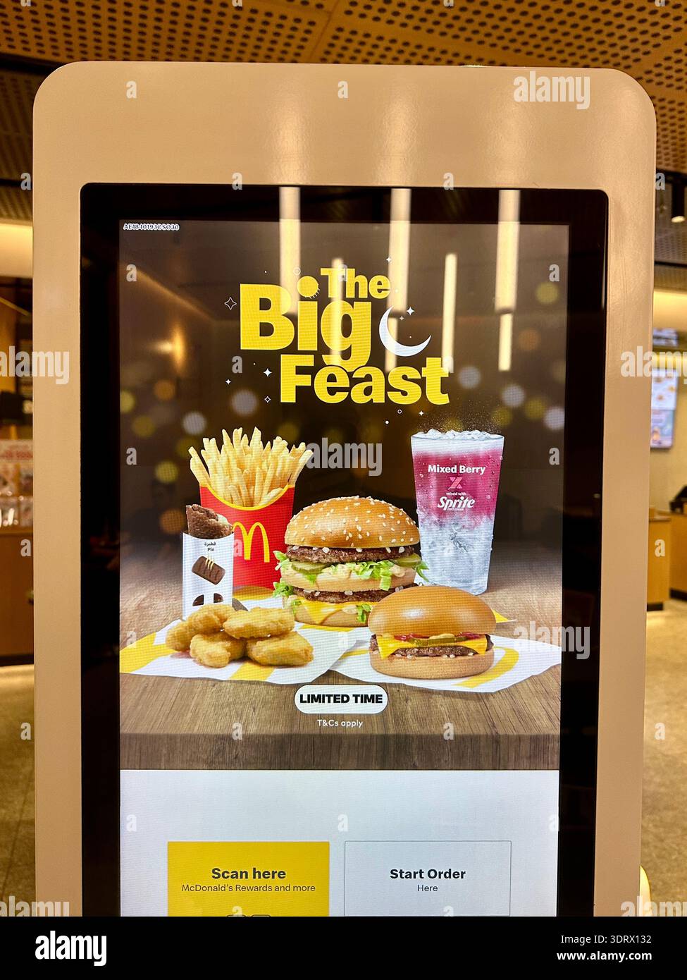 Ramadan Big Feast Schild McDonalds - Smartphone-aufgenommenes Stockfoto