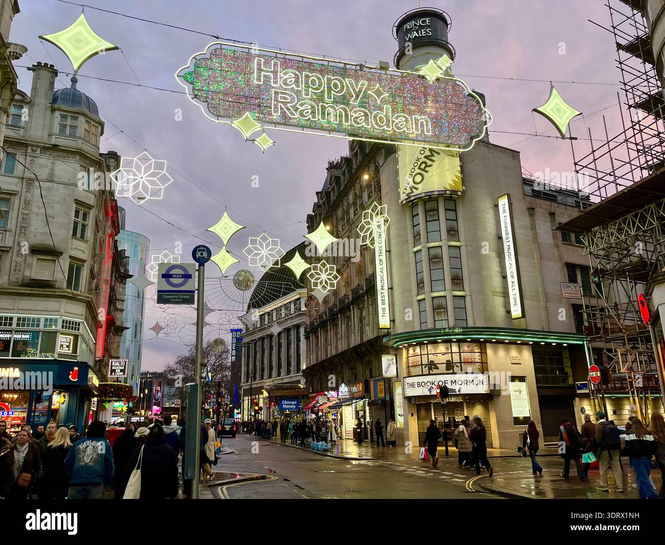 Happy Ramadan Lights in London, Großbritannien - Smartphone-aufgenommenes Stockfoto
