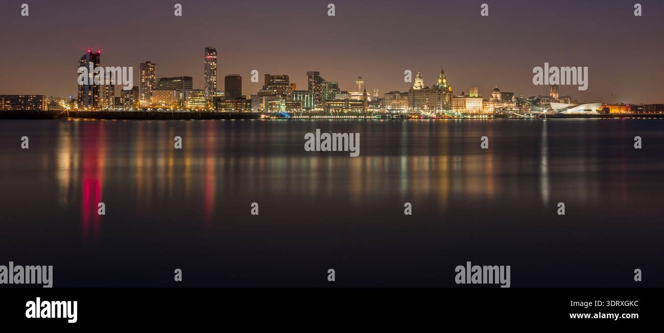 Liverpool Waterfront Bei Nacht Mit Panoramablick Stockfoto