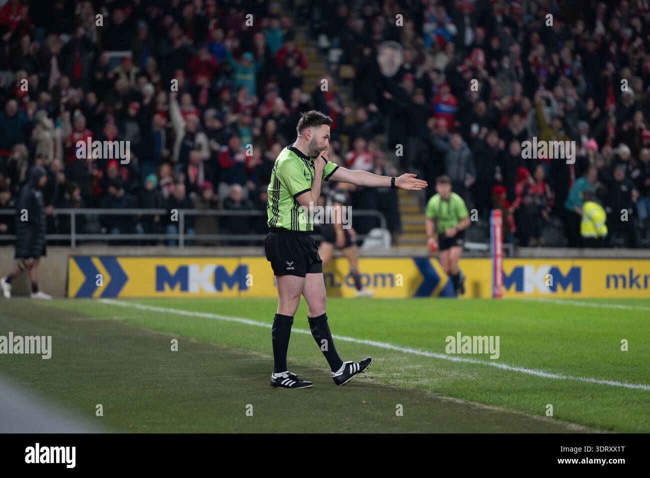 Hull, England, 20. Februar 2026 – Betfred World Club Challenge – Hull KR gegen Brisbane Broncos im MKM Stadium. Schiedsrichter Liam Moore gibt einen Versuch Stockfoto