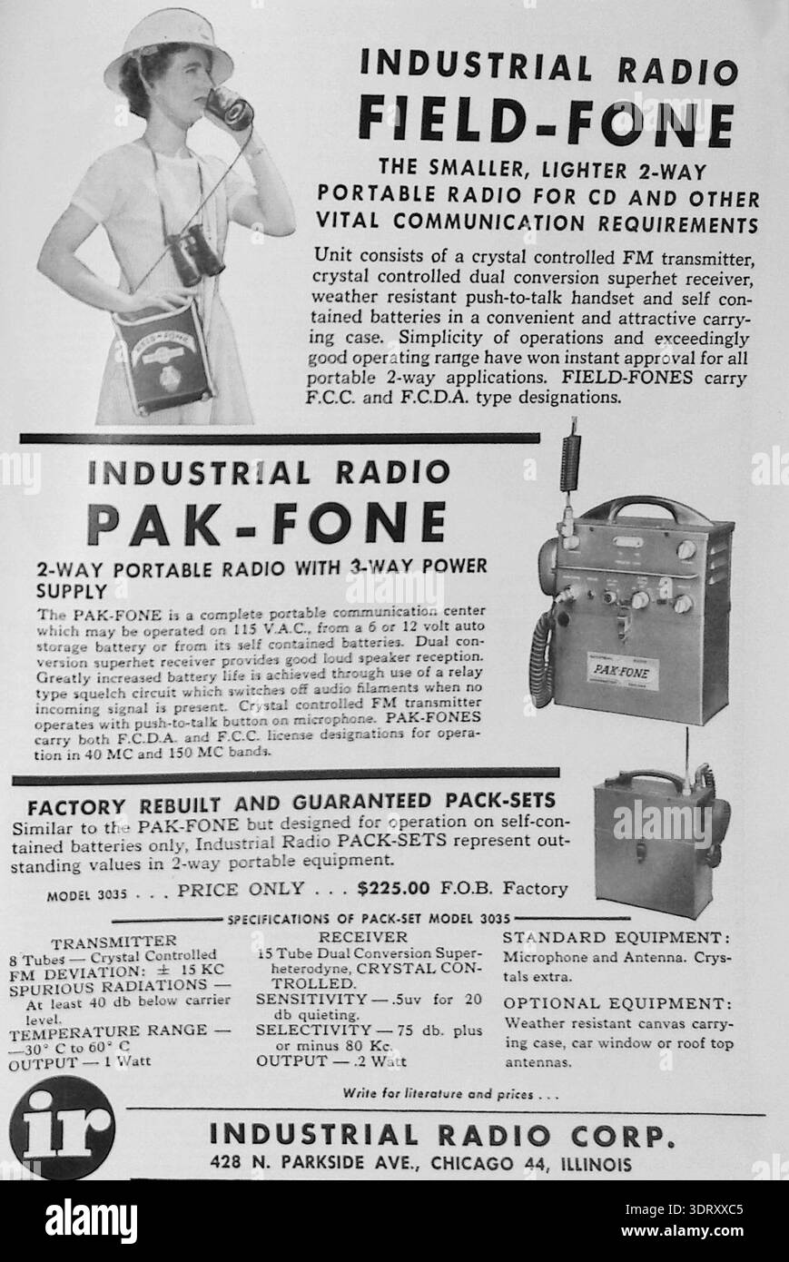 Diese archivierte Schwarzweißwerbung zeigt tragbare industrielle Kommunikationsgeräte der Industrial Radio Corp. In Chicago Es zeigt die kristallgesteuerten „Field-Fone“ und „Pak-Fone“, die für den Zivilschutz und tragbare 2-Wege-Anwendungen entwickelt wurden. Die technischen Daten für das Modell 3035 zeigen einen FM-Sender mit 8 Röhren und einen Empfänger mit 15 Röhren und eine Empfindlichkeit von 0,5 uv. Diese Einheiten mit den Bezeichnungen F.C.C. und F.C.D.A. repräsentieren die Innovation des Mobilfunks der Mitte des Jahrhunderts für Industrie- und Rettungsdienste. Stockfoto