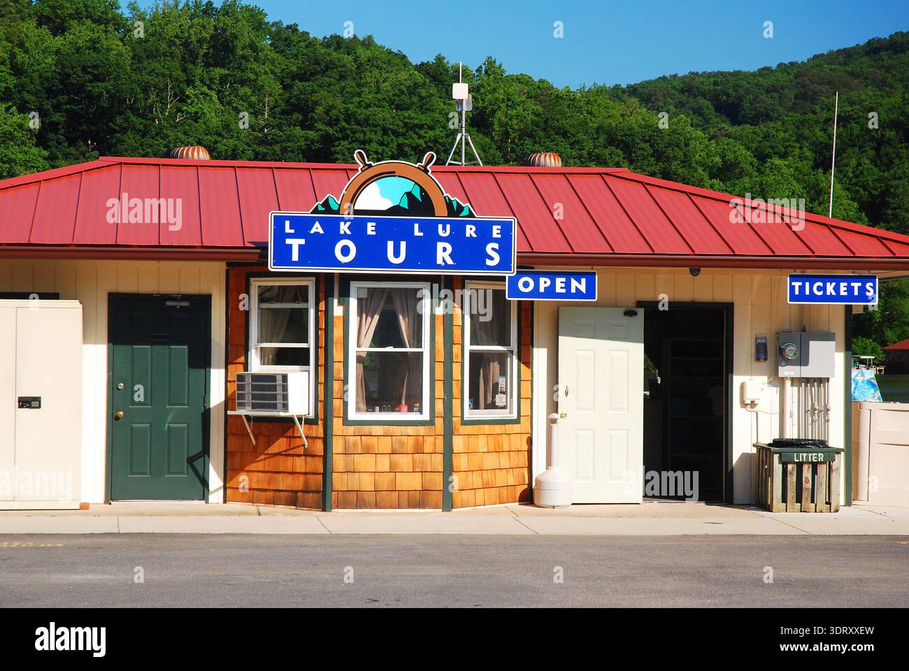 Lake Lure, NC, USA 29. Mai 2013 Ein kleines Gebäude bietet Naturtouren durch Lake Lure, North Carolina vom Wasser aus Stockfoto
