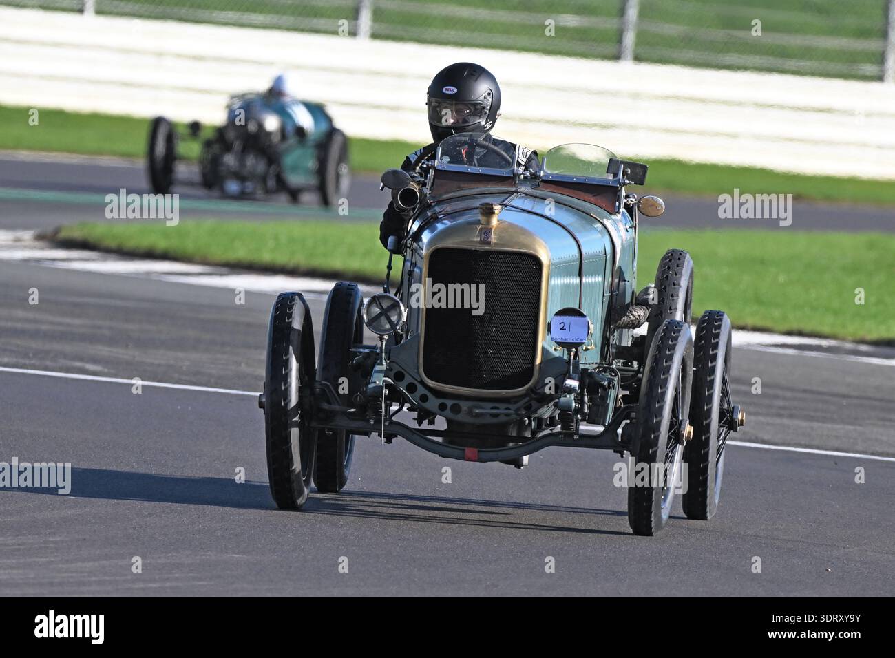 Andrew Howe-Davies, Straker Squire TT Racer, 2026, sah den 70. Lauf der Pomeroy Trophy, sie startete 1952, und es werden Autos aller Epochen und gezeigt Stockfoto
