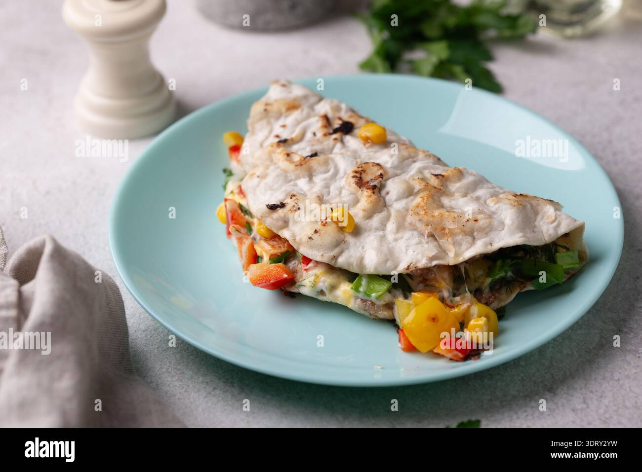Traditioneller mexikanischer Snack Quesadilla mit Gemüse Stockfoto