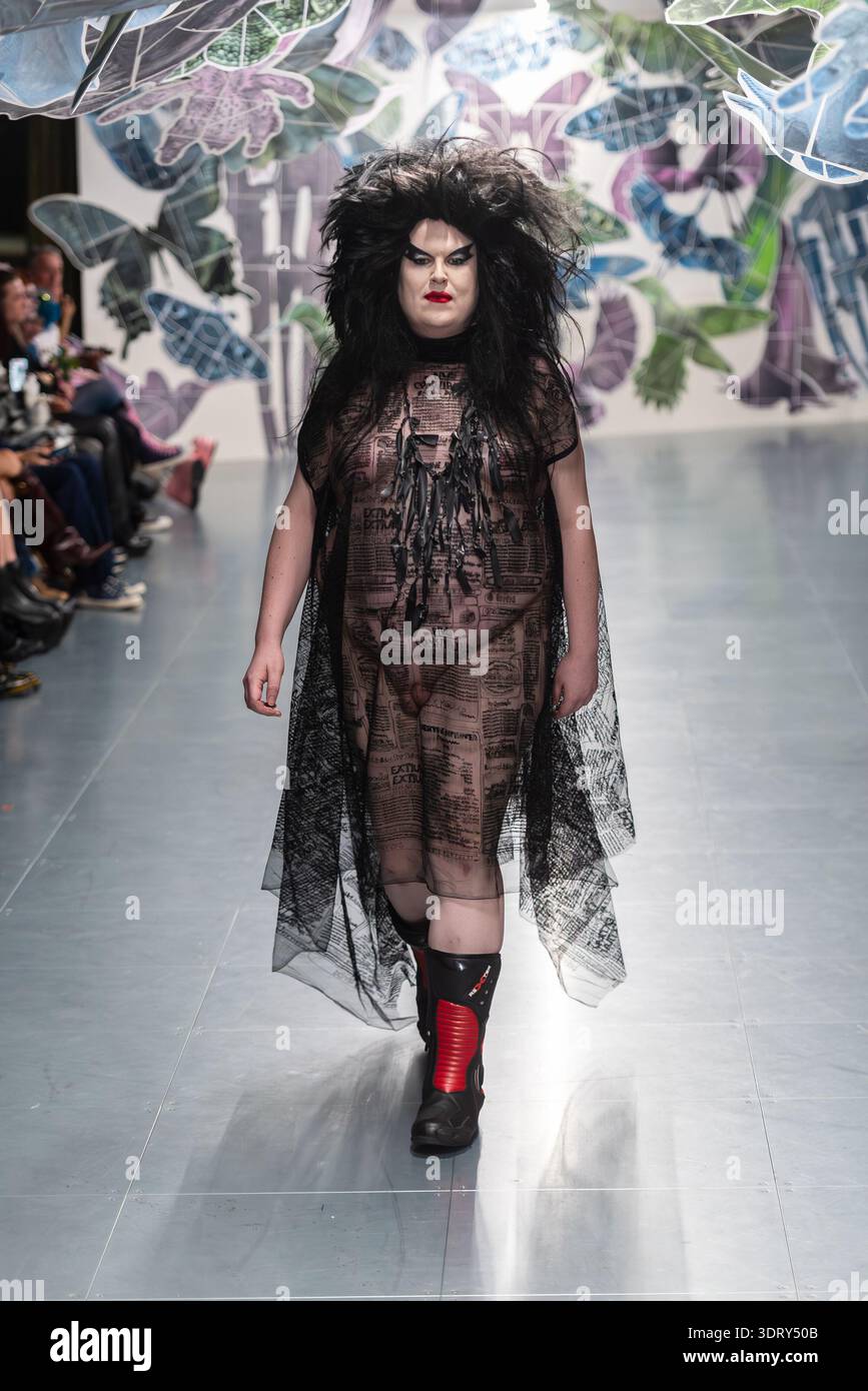 Nachhaltige Modedesigner Vin + Omi zeigen Jord im Art'otel London Hoxton für die London Fashion Week. Großes männliches Modell Stockfoto