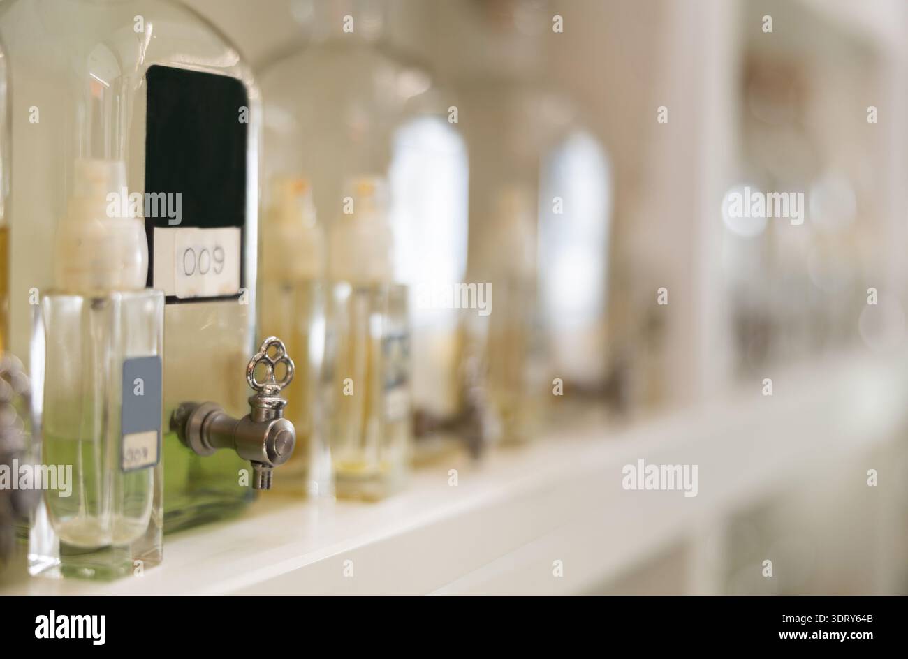 Parfümflaschen zum Nachfüllen in kleine Flaschen Stockfoto