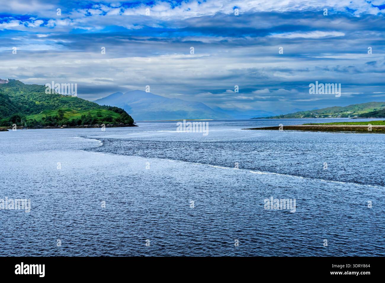 Farbenfrohe Eilean Donan Lochs Sea Lakes Seetang Scottish Highlands Schottland. Neben einer Burg Donan befindet sich der Zusammenfluss von drei Lochs Sea Lakes im Ki Stockfoto