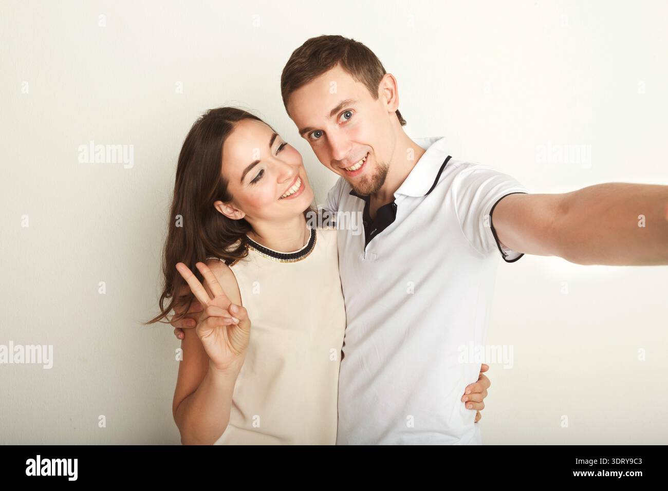 Ein Paar teilt sich einen Moment der Freude, während es zu Hause ein Selfie macht Stockfoto