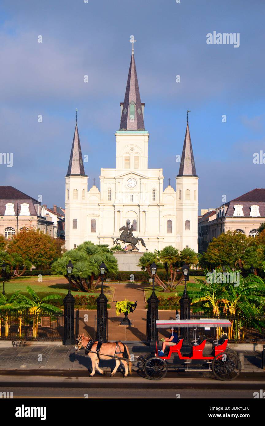 New Orleans, LA, USA 29. Oktober 2015 Eine Kutschfahrt hält vor dem Jackson Square und der St. Louis Cathedral in New Orleans, bereit für den Start Stockfoto