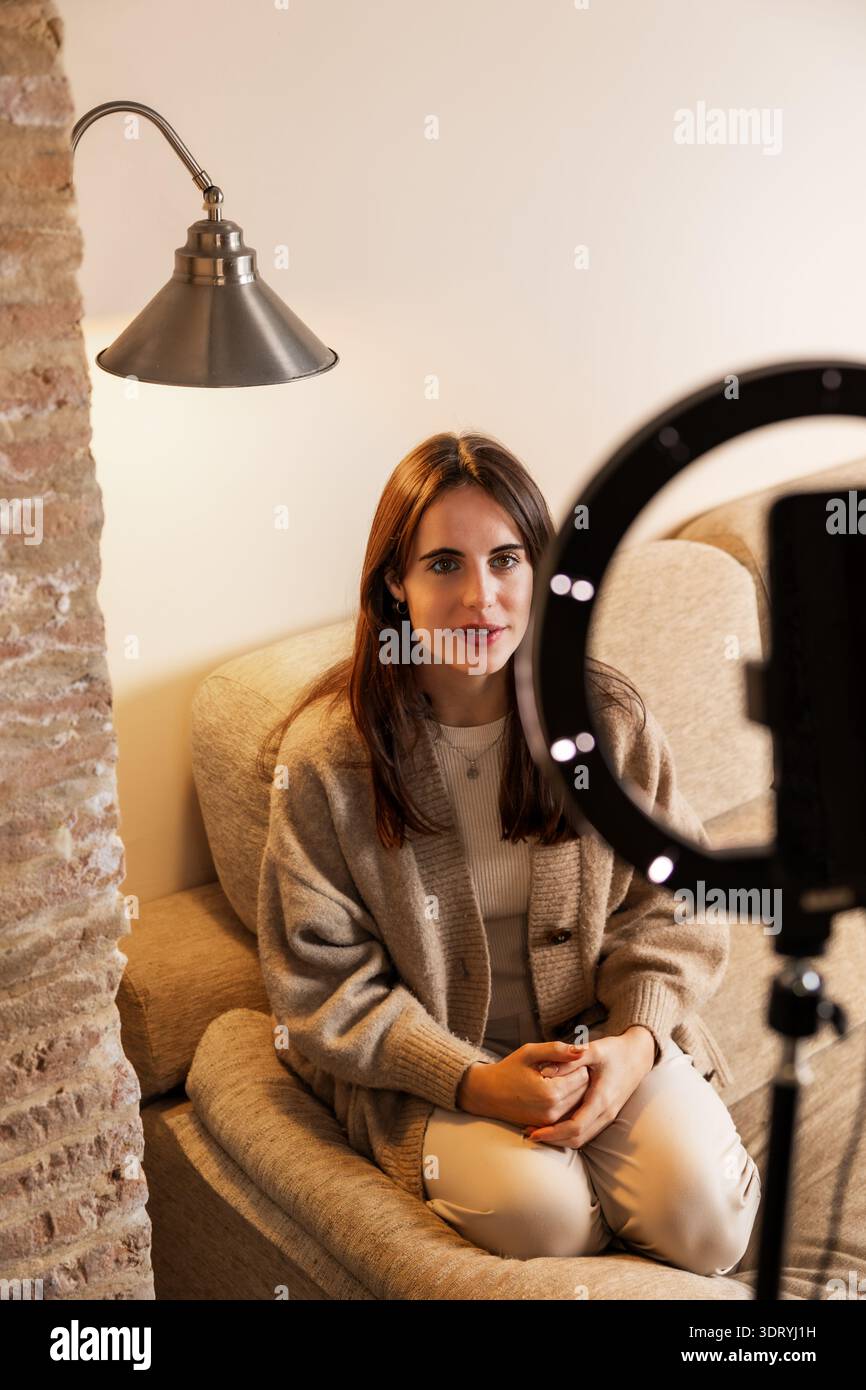Frau erstellt mit Ringlicht ansprechende Social-Media-Inhalte Stockfoto