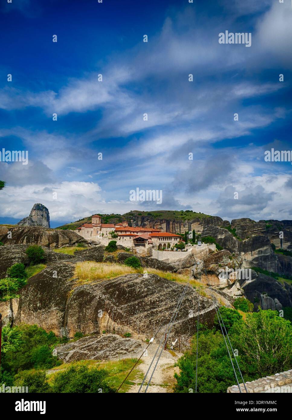 METERORA, GFEECE - 11. MAI 2025 - Seilbahn zum Kloster St. Nikolaus Anapausas, stehend auf einer Felssäule im Meteora-Felsformat Stockfoto