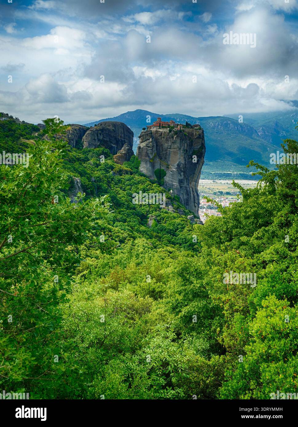 METERORA, GFEECE - 11. MAI 2025 - grüne Hänge umhüllen dramatische Felsformationen von Meteora, Griechenland, unter bewölktem Himmel und enthüllen atemberaubende La Stockfoto