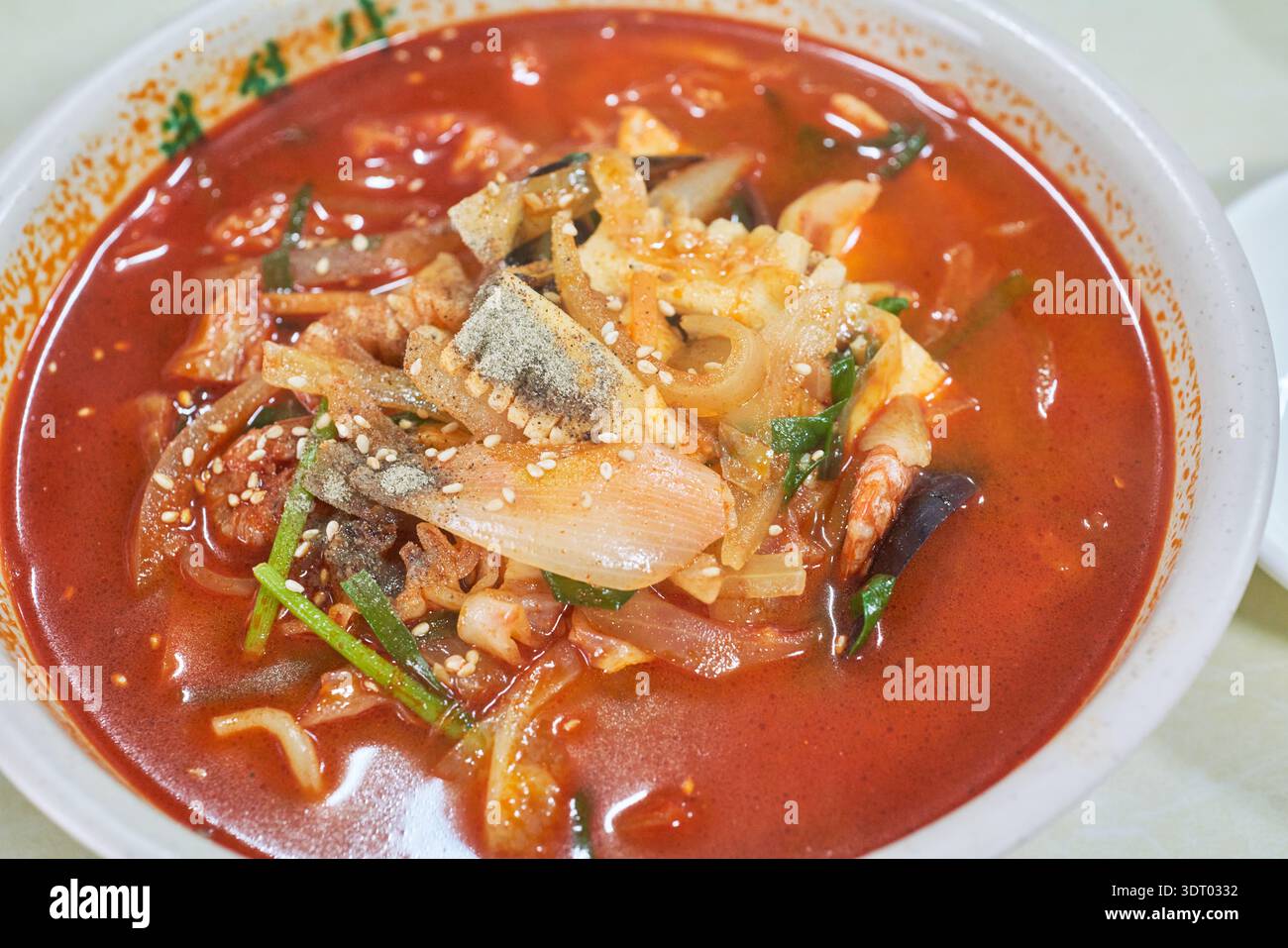 Incheons ikonische koreanisch-chinesische Gerichte: Jajangmyeon (Nudeln aus schwarzen Bohnen), scharfe Jjamppong-Suppe und knuspriges Tangsuyuk (süßes und saures Schweinefleisch). Stockfoto