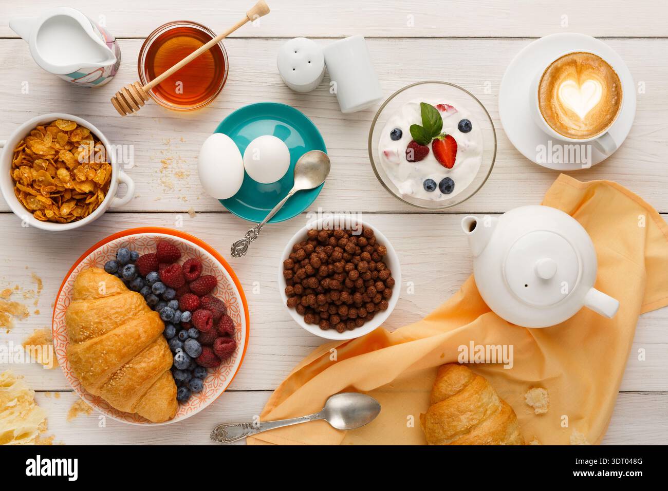 Frühstückscollage mit verschiedenen Speisen auf einem Holztisch am Morgen Stockfoto