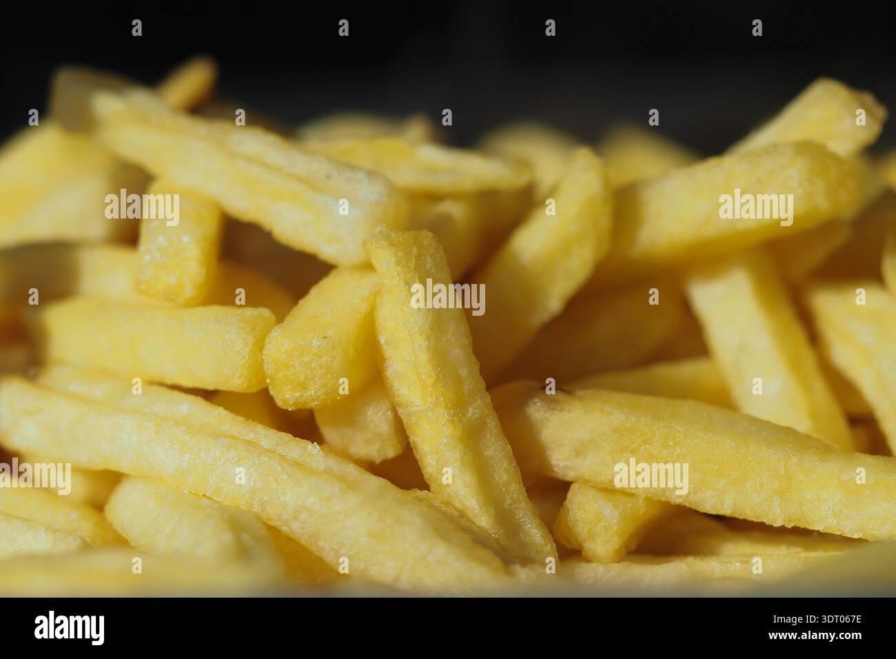 Frisch gekochte Pommes frites serviert auf einem Stapel Stockfoto