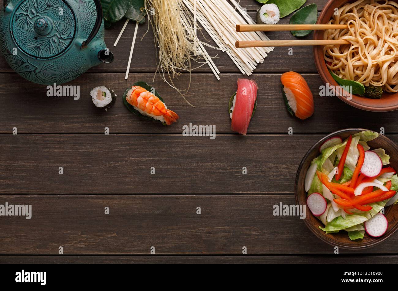 Mosaik verschiedener Gerichte auf einer Holzoberfläche während eines Essens Stockfoto