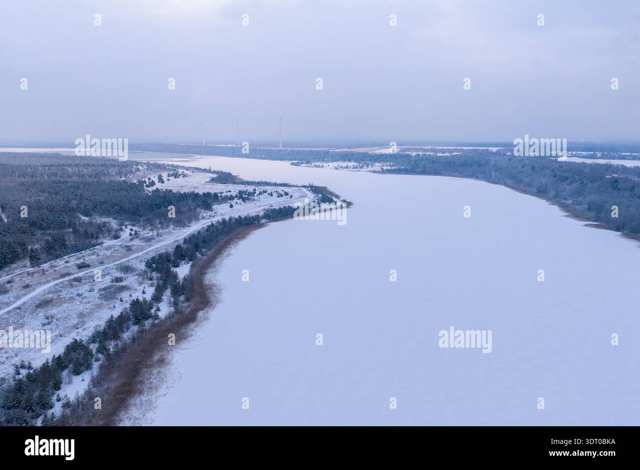 Aus der Vogelperspektive auf einen gefrorenen See am Ende des Winters Stockfoto