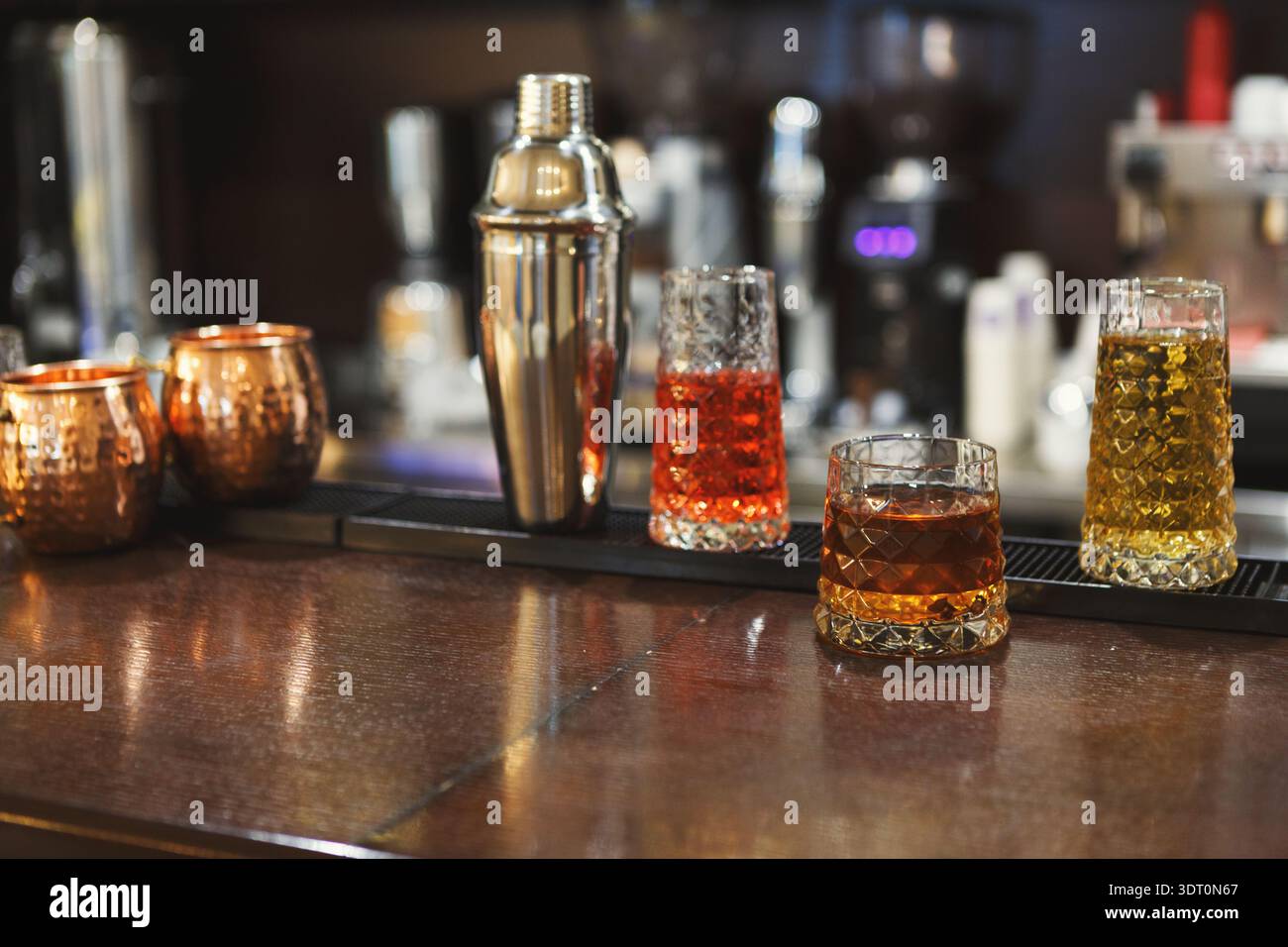 Cocktails und Shaker an der Bar während des Abendessens mit Freunden in einem lokalen Pub Stockfoto
