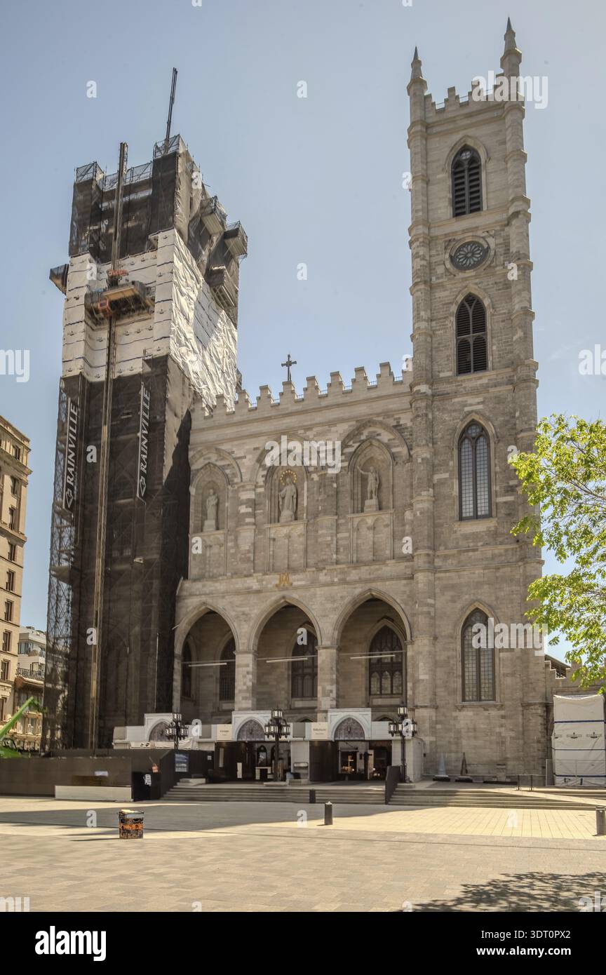 Basilika Notre-Dame von Montreal und Place d'Armes - Montreal Stockfoto
