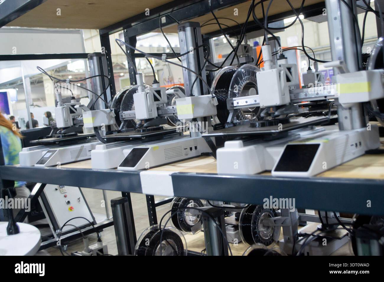 Viele 3D-Drucker drucken Objekte. 3D-Drucker drucken Modell aus geschmolzenem Kunststoff. 3D-Drucker, die eine Form aus geschmolzenem Kunststoff erzeugen, der aus dem Extruder fließt. Neue moderne Additivtechnologien für den 3D-Druck Stockfoto