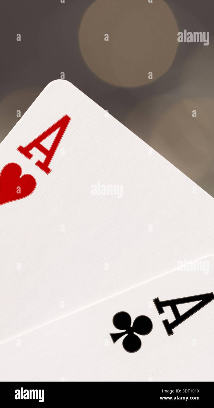 Zwei Spielkarten liegen während eines Kartenspiels bei einem lokalen Treffen auf einem Tisch Stockfoto