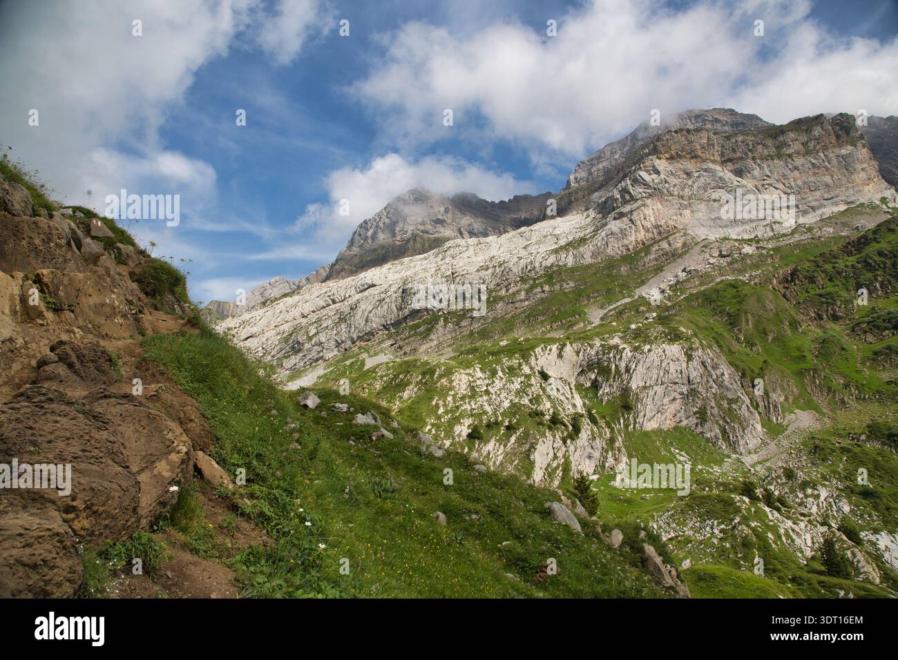 Malerischer Blick auf Derborence, Schweiz, mit atemberaubenden Berglandschaften. Stockfoto