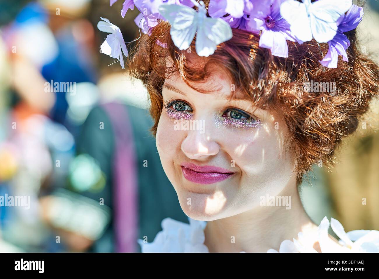 Die Leute laufen in der Osterparade in Manhattan. Celebrants tragen Frühlingskleidung und Blumenaccessoires und genießen die festliche Atmosphäre. Stockfoto