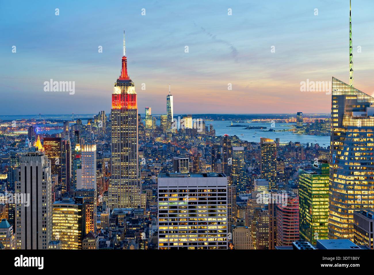 Blick auf Manhattan bei Sonnenuntergang mit dem Empire State Building im Fokus und der Skyline von New York City im Hintergrund. Stockfoto