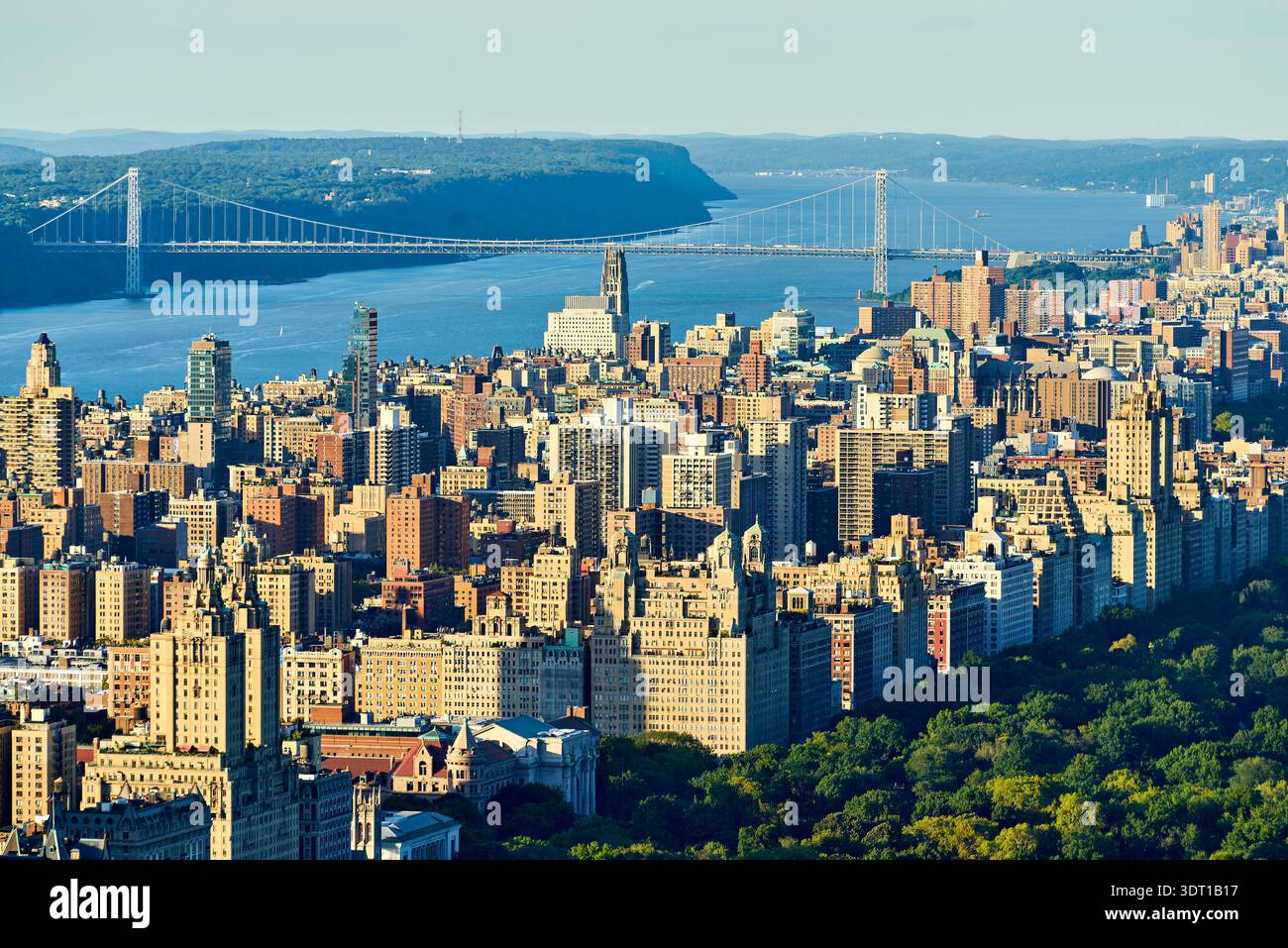 Die Upper West Side von Manhattan mit der George Washington Bridge im Hintergrund. Das Bild zeigt das urbane Leben und Gebäude. Stockfoto