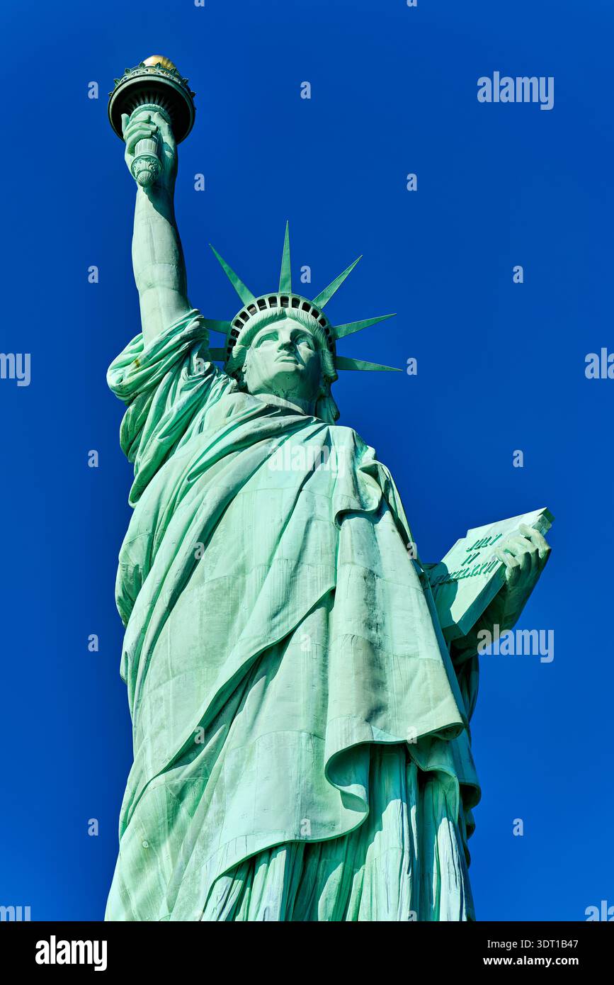 Die Freiheitsstatue zeigt das Symbol der Freiheit in New York. Touristen besuchen die Stätte, um Fotos zu machen und die Geschichte auf Liberty Island zu erfahren. Stockfoto