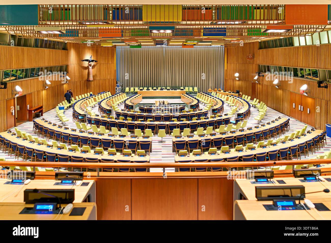 Die Kammer des Treuhandrates im Hauptquartier der Vereinten Nationen ist bereit für Diskussionen. Die Sitzplätze sind in einem Kreis für bevorstehende Sitzungen angeordnet. Stockfoto