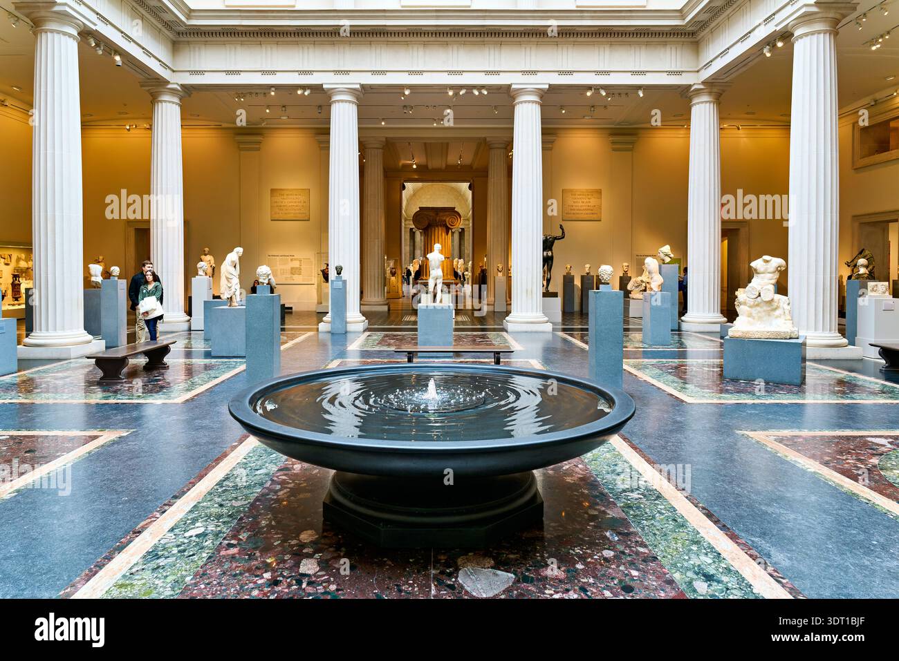 Im Metropolitan Museum of Art spazieren die Besucher durch die griechische und römische Galerien und bewundern Skulpturen und Artefakte in Manhattan. Stockfoto