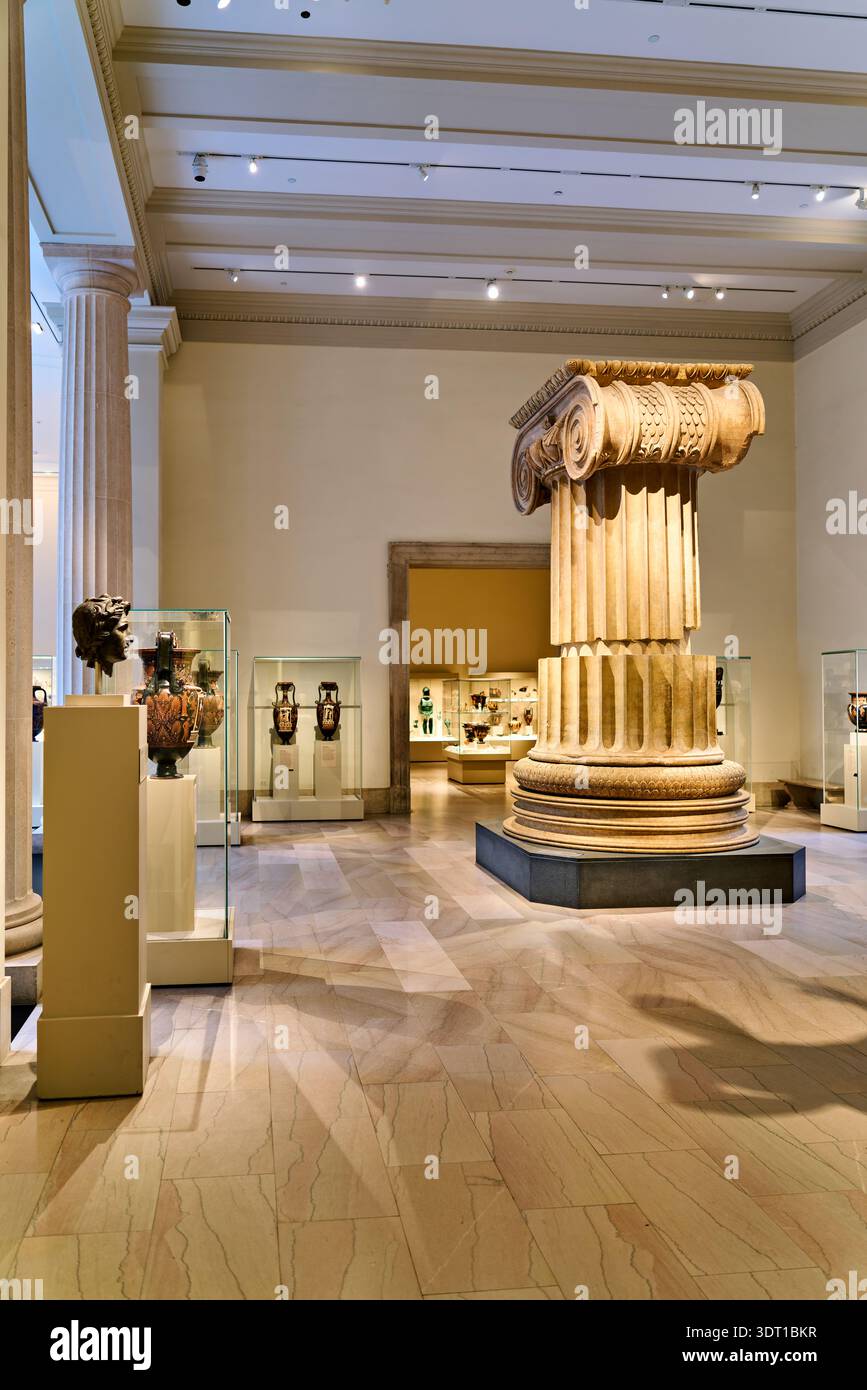 Besucher sehen antike Artefakte in der Mary and Michael Jaharis Gallery im Metropolitan Museum of Art in New York. Stockfoto
