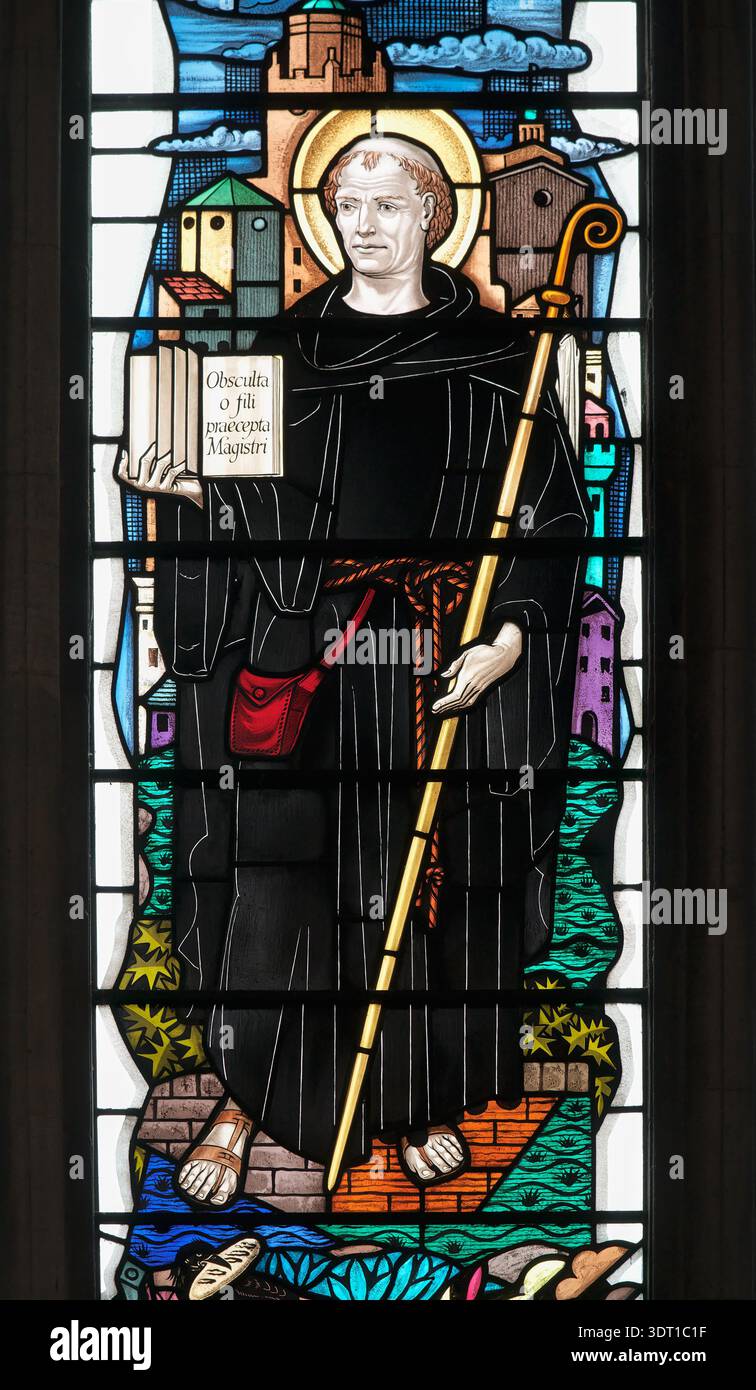 Buntglasfenster des christlichen Mönchs St. Benedikt in der Peterborough Cathedral, England. Stockfoto