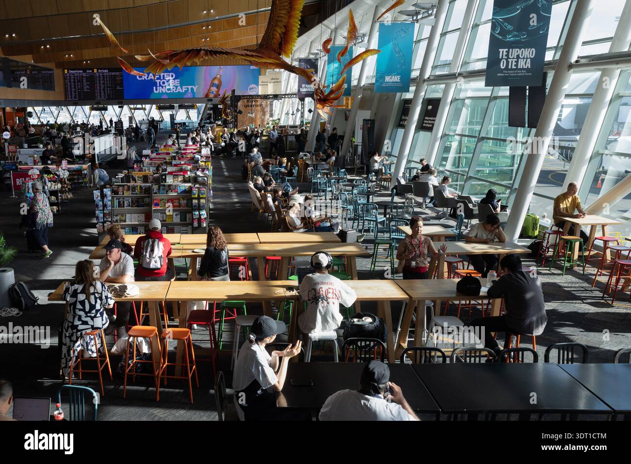 Abfahrtslounge mit Einzelhandel und Essbereich am Flughafen Wellington, Wellington, Neuseeland. Stockfoto