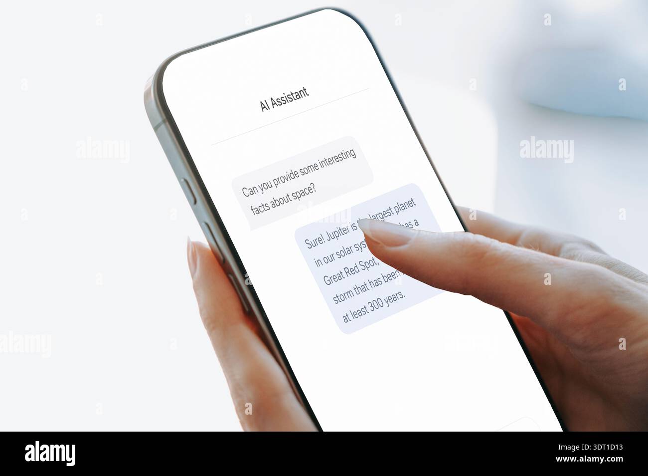 Nahaufnahme einer Frau, die mit einem Smartphone interagiert und eine moderne KI-Assistent-Chat-Schnittstelle anzeigt. Minimales, sauberes Design mit Chat-Blasen hebt A hervor Stockfoto
