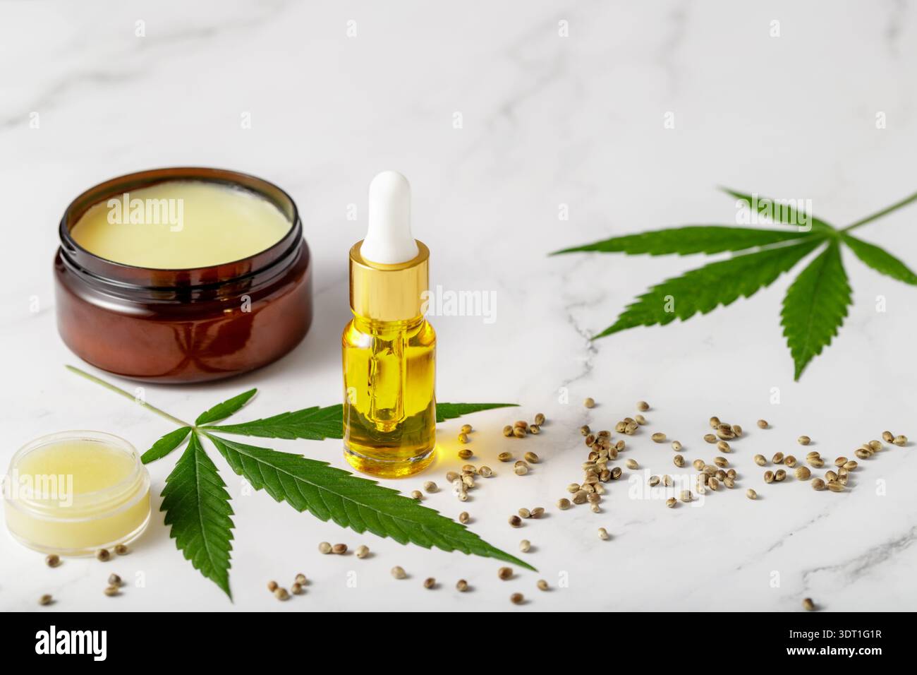 Hanfsalbe für Gelenke und Muskeln und entspannendes CBD-Serum-Cannabissamenöl als Komplex in der Behandlung des Bewegungsapparates Stockfoto