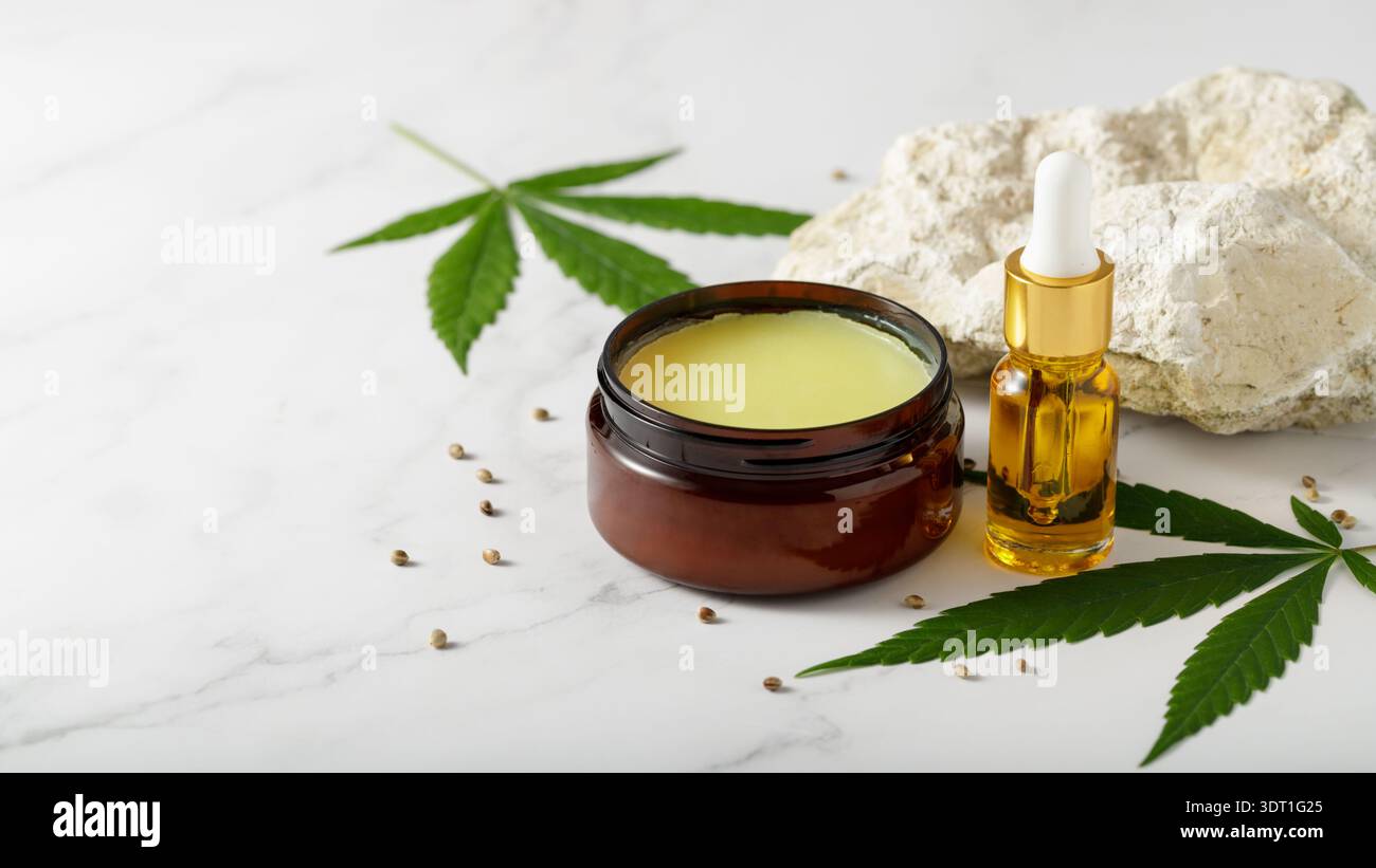 Hanfsalbe für Gelenke und Muskeln und entspannendes CBD-Öl als Komplex in der Behandlung des Bewegungsapparates Stockfoto