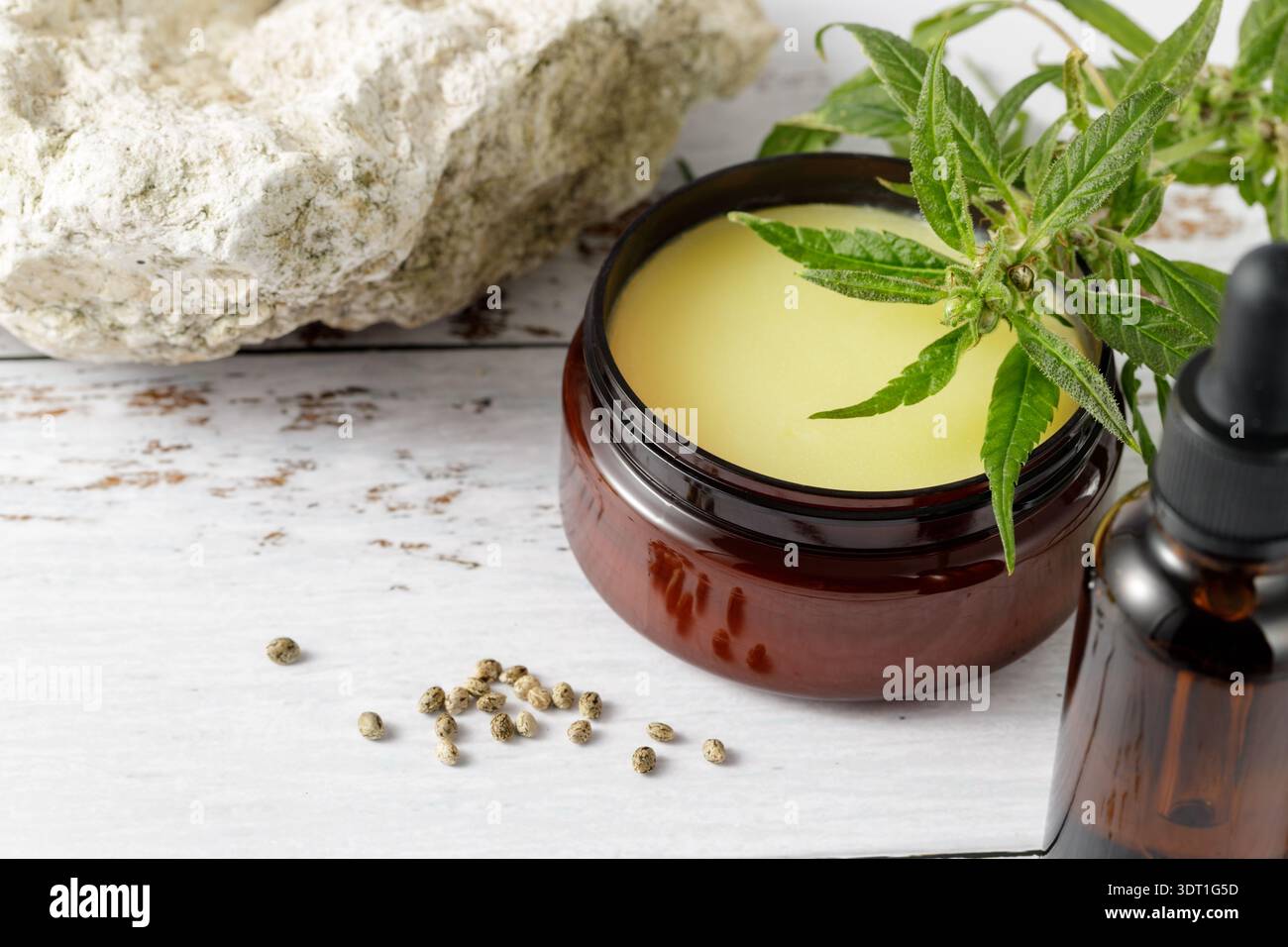 Hanfsalbenbalsam und entspannendes CBD-Serumöl als Komplex bei der Homöopathie-Behandlung des Bewegungsapparates oder beruhigenden Nervensystems oder Psoriasis. Co Stockfoto