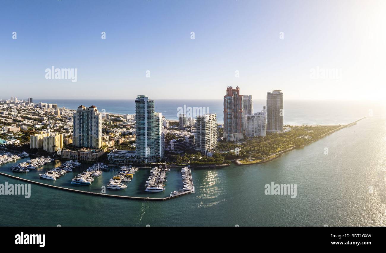 Die glitzernden Wolkenkratzer treffen aus der Luft auf den ruhigen Yachthafen, während der South Pointe Park sich bis in die Umgebung des Ozeans erstreckt, Miami Beach, Florida, Vereinigte Staaten Stockfoto