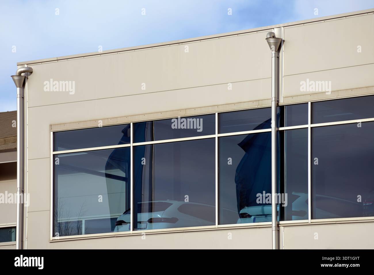 Fahrzeugpalette in einem Autohändler-Vertriebszentrum Stockfoto