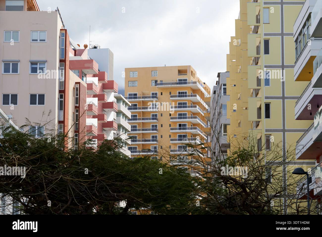 Farbenfrohe Hotels und Apartmentblöcke avenida venezuela puerto de la cruz teneriffa kanarische Inseln spanien Stockfoto